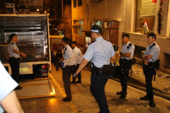 警方亦在位於明園西街的「香港第一青年會義工團」取走證物。