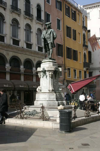 威尼斯里圣巴尔托洛梅奥广场。资料图片