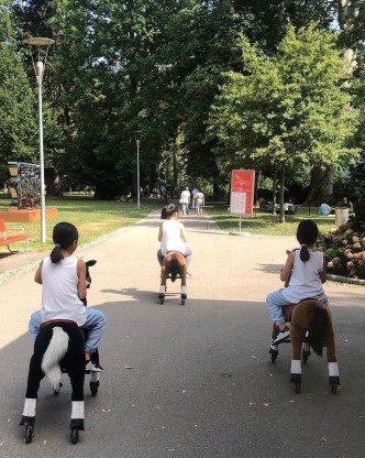 早前复活节，Gigi与3名女儿一同外出玩骑「马仔」。