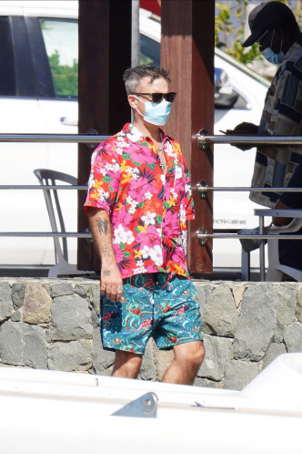 日前，Robbie Williams正于加勒比海St Barts度假。(网上图片)