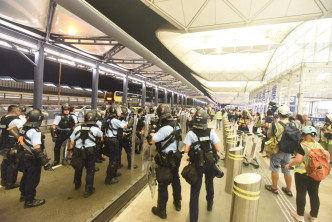 機場深夜爆衝突。