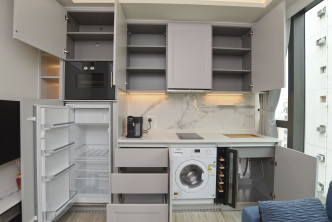 厨房已备电磁炉、咖啡机及蒸焗炉等厨电。（28楼B室）