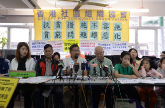 吴卫东（左三）批评政府扶贫措施不合格。黄贤创摄