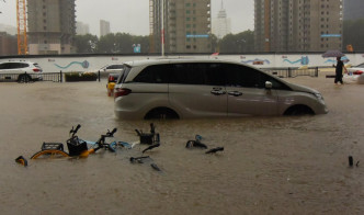 郑州遭遇历史极值暴雨。新华社图片