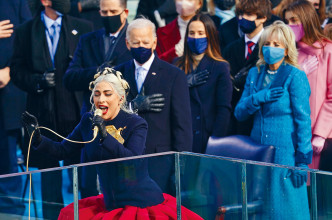 Lady Gaga獻唱美國國歌。