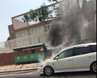 私家车突然自焚车头冒烟著火。图：网民Taitai Mo‎