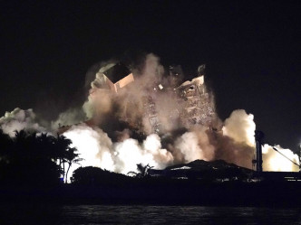 美國邁阿密工程人員引爆炸藥，拆毀大廈剩餘未倒塌部分。AP圖片