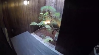 京都的「有緣舍」民宿，房間內有小庭園。