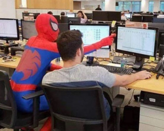 巴西一银行职员离职日扮蜘蛛侠。网图
