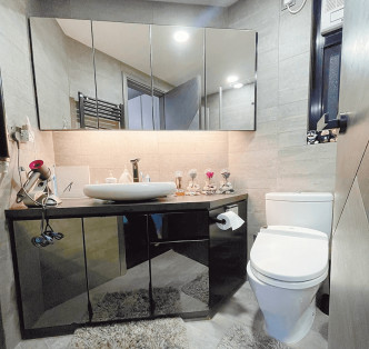 浴室新净美观， 设镜柜增收纳空间。