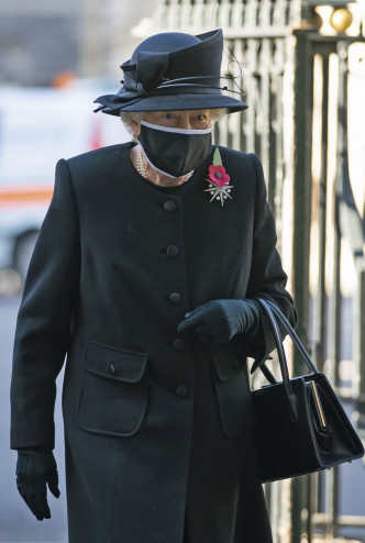 女皇的黑色口罩與黑色套裙襯到絕。AP