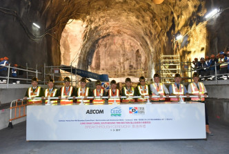 莲塘/香园围口岸工程龙山隧道南行线钻挖段贯通典礼于三月一日在工程位于粉岭流水响的工地举行。