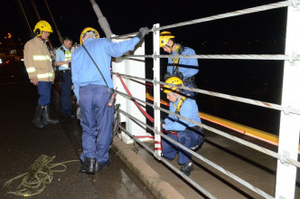 一名女子于汀九桥跳桥，水警消防大搜索。