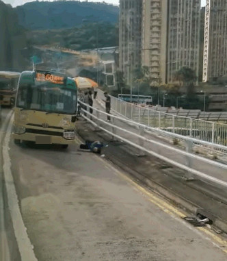 小巴意外后停在路边。香港突发事故报料区影片截图