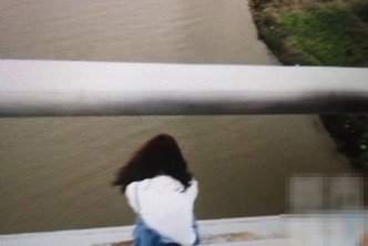 女子所处的位置距离河面有20多米的距离 网上图片
