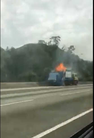 垃圾车车斗起火冒烟。图:突发事故报料区