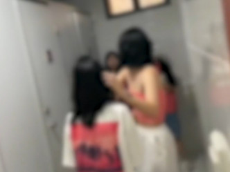 一名女童在廁所內遭5至名女生圍堵。網圖