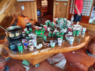 民宿内堆满啤酒罐、纸杯、纸巾及吃剩的食物等垃圾。网图
