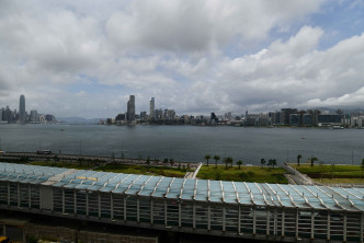 項目臨海而建，從露台外望對正維港美景。
