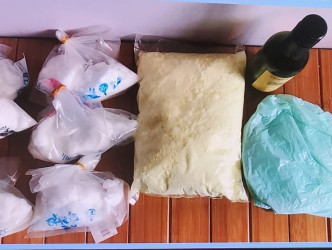 警方於南田住宅單位內檢7包共重1.5公斤的粉末。
