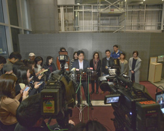 记协联同6个本地新闻从业员组织会见张建宗。