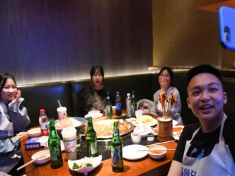 重慶火鍋店恢復堂食市民興高采烈。網圖