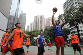 徐英伟与学生球员一同落场打波。民政事务局fb图片