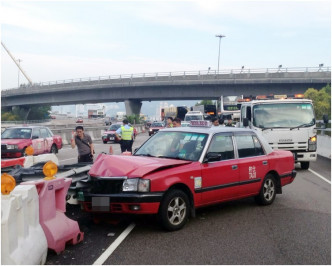 的士右邊車頭撞毀。