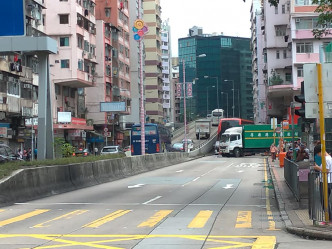 受意外影響，長沙灣道往荃灣方向一度塞車。網民Tam Chung Chak/ fb群組「香港突發事故報料區」