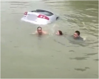 兩名熱心男子跳入河中將女司機救上岸。網圖
