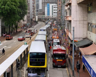 多輛消防車趕到場，現場交通一度受阻。圖：網民Teq Yu‎香港突發事故報料區