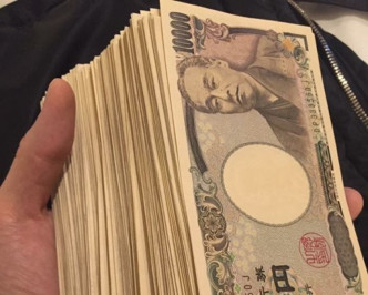 发文者上载一张有大叠日本钞票照片被批晒命。连登讨论区图片