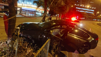 私家車長沙灣道撞欄。網民吳天雄圖片