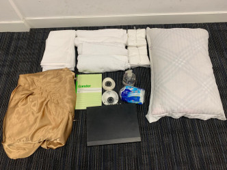 警员捡获一批按摩床、按摩油及毛巾等证物。图:警方提供