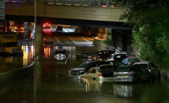 有汽车已被雨水半淹。美联社图片