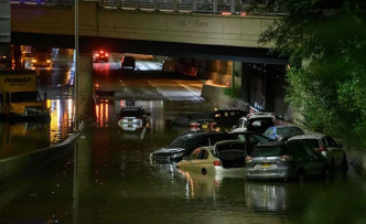 有汽車已被雨水半淹。美聯社圖片