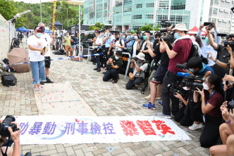 警員上前指慶祝市民涉嫌違反限聚令