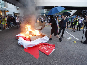 示威者中环纵火焚烧杂物
