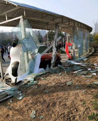 河南鄭州大學校園內老師駕車撞4人。網上圖片