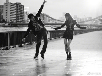 微博多咗呢一张，见二人好似雨中跳紧舞喎！
