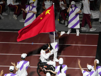 中國代表團旗手進場。AP圖片