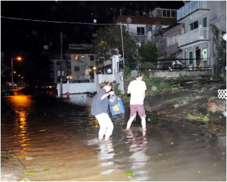 「黑格比」當年吹襲本港，西貢南圍出現海水倒灌。資料圖片