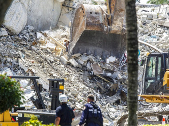 塌楼事故死亡人数增至79人，61人仍失踪。AP资料图片