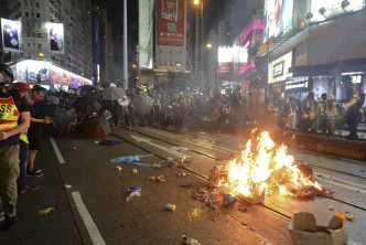 反修例风波期间，港岛有示威者与警方爆发冲突。资料图片