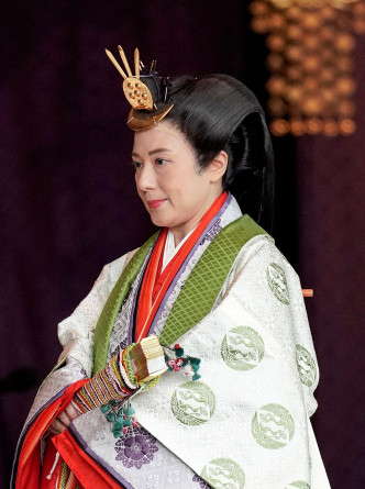 皇后雅子在即位儀式穿上平安時代的傳統服飾「十二單」。（路透社）