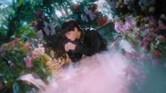 MV主要场景在一片花丛的布置中拍摄。