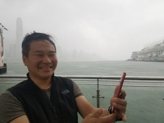 来自马来西亚的游客特意前来感受香港打风的情况。