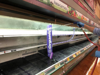 超市将货品弃掉。  Gerrity's Supermarket FB图