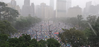 現場下起大雨。