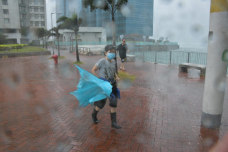雨傘及雨褸全被吹翻市民狼狽不堪。
